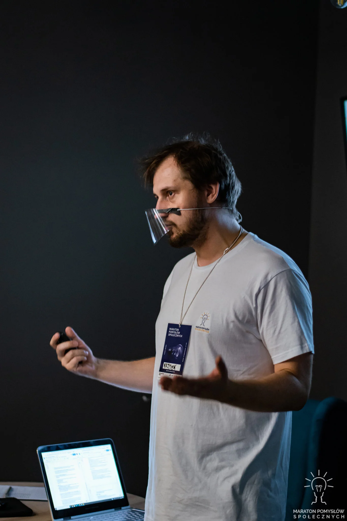 Krzysztof Kołodziński wprowadzający uczestników do tematu fake newsów.