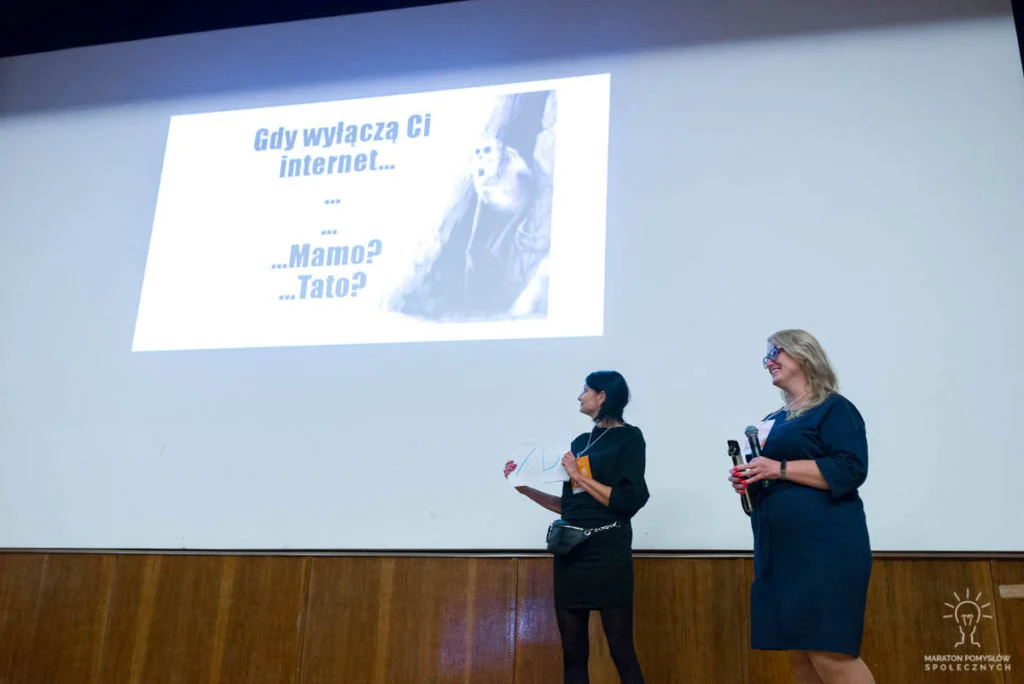 Prezentacja zespołu Kolektywne podczas gali finałowej Maratonu Pomysłów Społecznych.