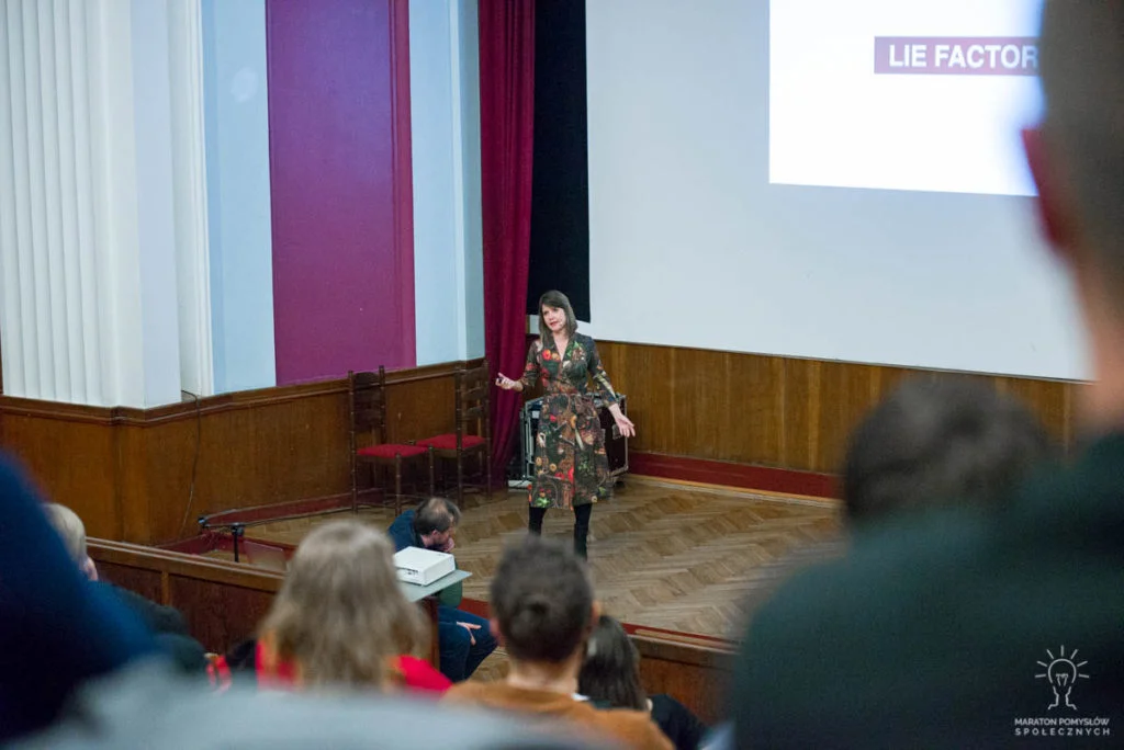 Wykład "Ryby i naukowcy głosu nie mają? Dlaczego wierzymy w foliowe czapeczki, a w fakty naukowe niekonieczni" - Janina Bąk podczas gali finałowej Maratonu Pomysłów Społecznych.