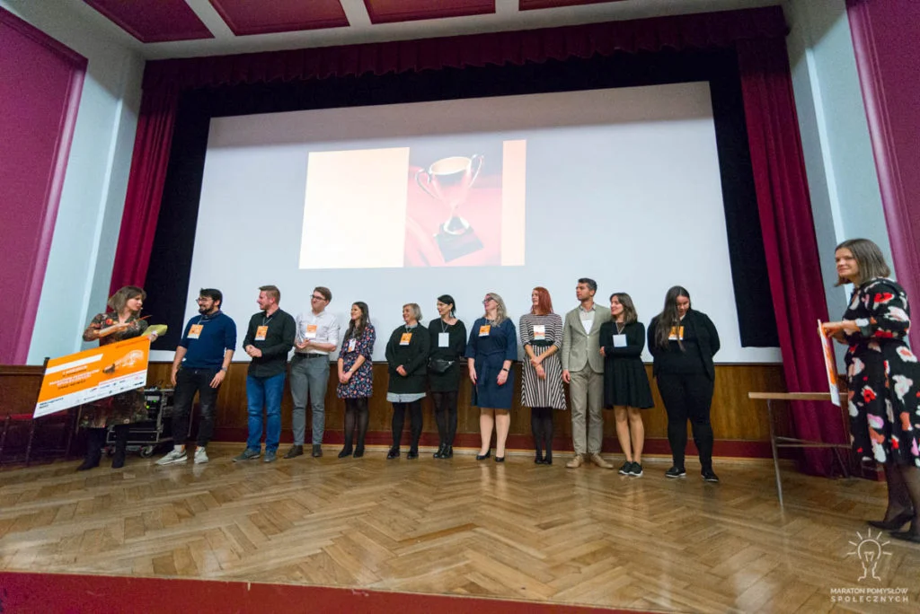 Rozdanie nagród podczas gali finałowej wydarzenia Maraton Pomysłów Społecznych: Fake newsy.