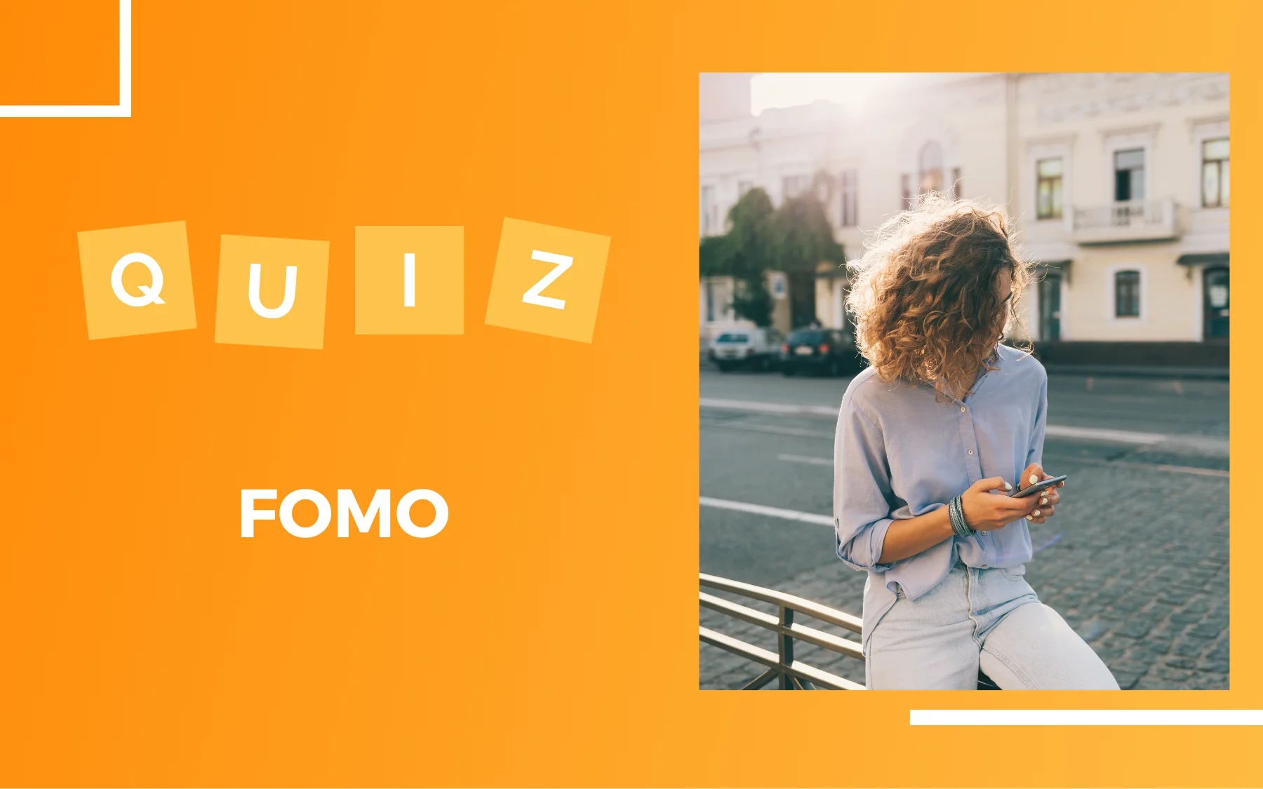 Quiz syndrom FOMO Po lewej na pomarańczowym tle napis QUIZ FOMO. Po prawej kobieta oparta o barierkę z twarzą zakrytą włosami patrząca w telefon.