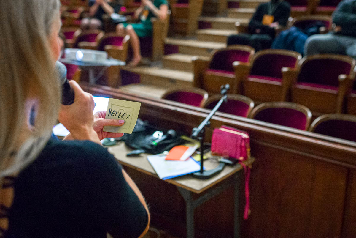 MPS – gala4 Kobieta przemawia do uczestników konkursu Maraton Pomysłów Społecznych