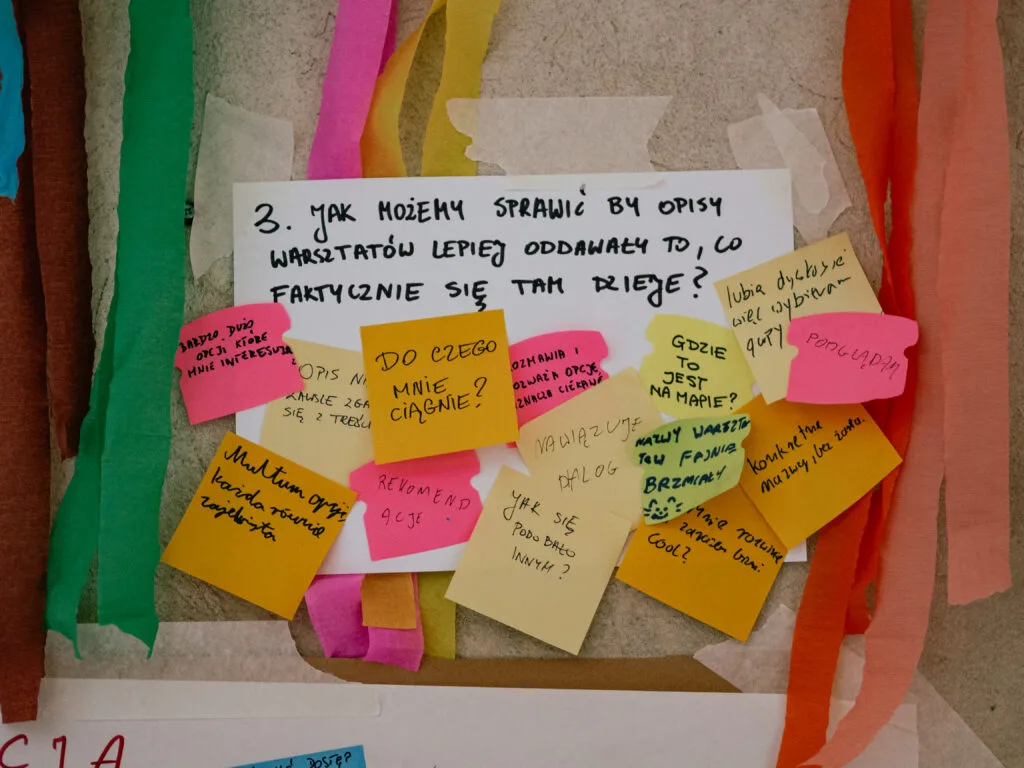 Kartka z pytaniem: 3. Jak moglibyśmy sprawić, by opisy warsztatów lepiej oddawały to co będzie się działo na spotkaniu? I kilka pasujących do tego pytania kartek z tablicy empatyzacji.