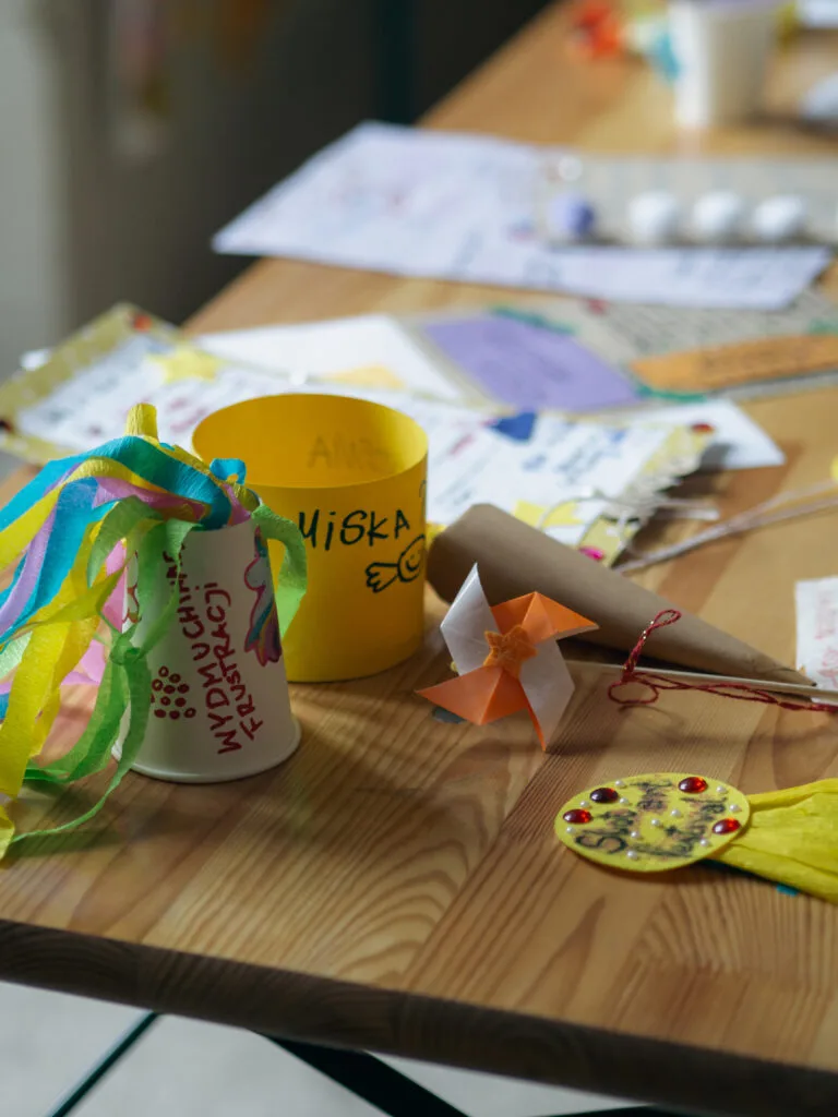 Prototypy pomysłów wykonane z materiałów kreatywnych: wydmuchiwacz frustracji, miska pocieszenia, odznaka, rękodzieło, lody - również pocieszenia.