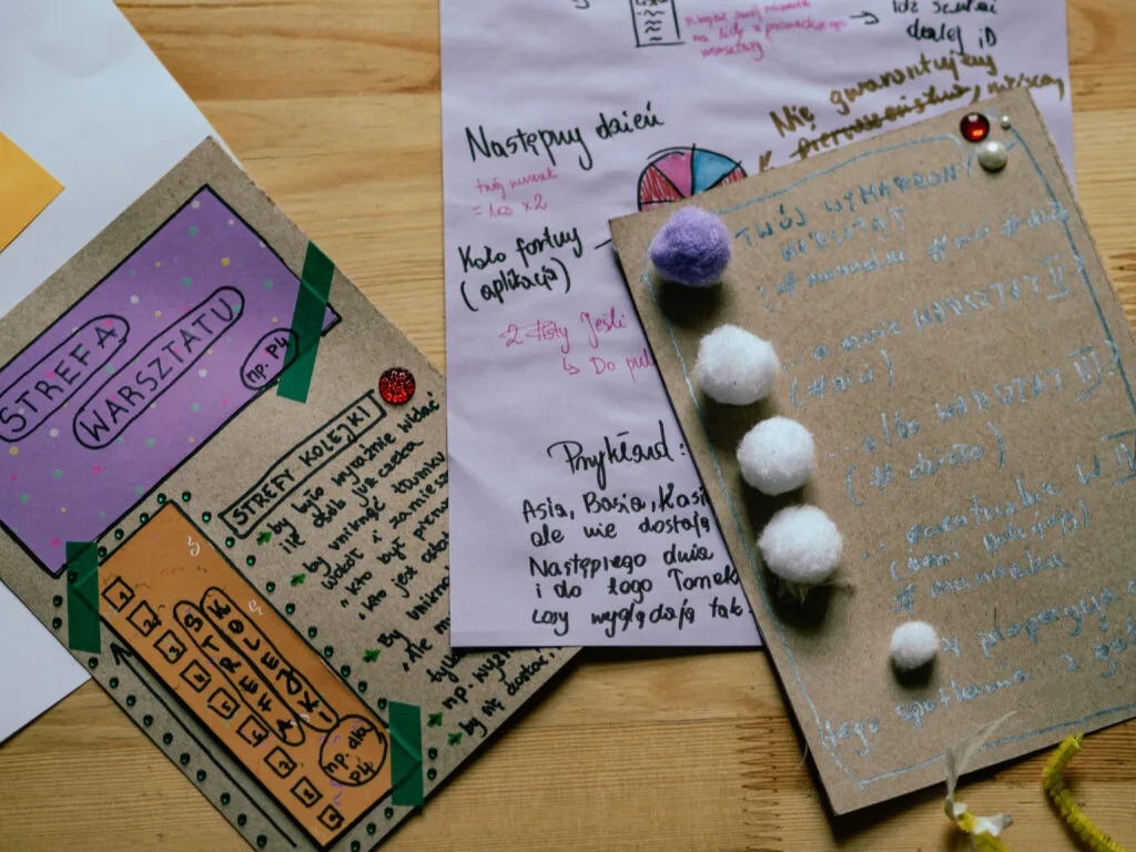 Prototypy pomysłów z materiałów kreatywnych: zmiany w aplikacji, koncepcje zmian kolejek na warsztaty i losowania.