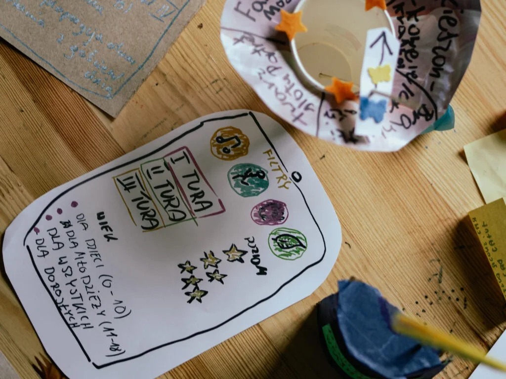 Prototypy pomysłów z materiałów kreatywnych: propozycje zmian w aplikacji Slotu oraz koło fortuny.