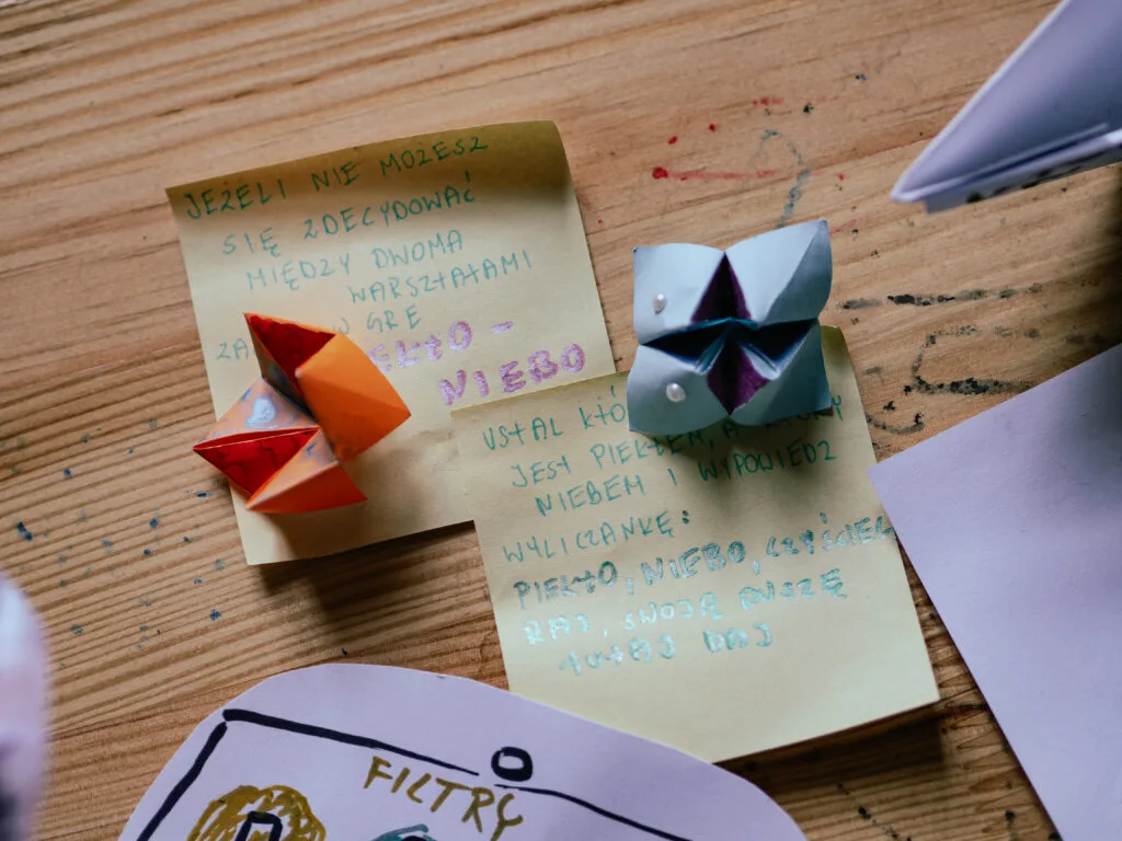 Prototypy pomysłów z materiałów kreatywnych: piekło-niebo pomarańczowy/niebieski z opisem.