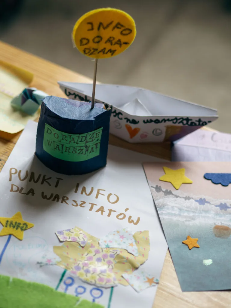 Prototypy pomysłów z materiałów kreatywnych: info-punkt warsztatowy, oznaczenie braku miejsc.