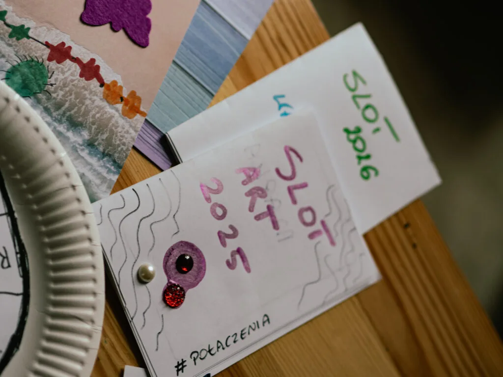 Prototypy pomysłów z materiałów kreatywnych: papierowe wersje informatorów warsztatowych.